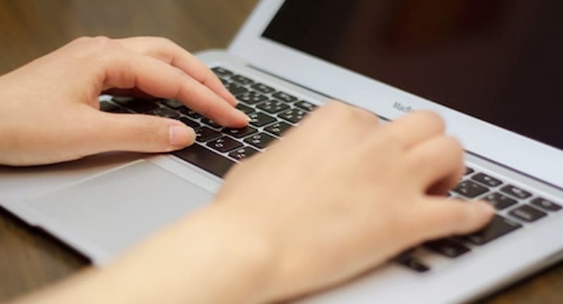 パソコンを使う画像