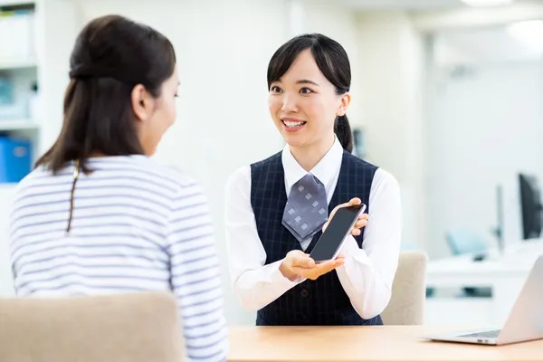 ショップ店員機種変更案内