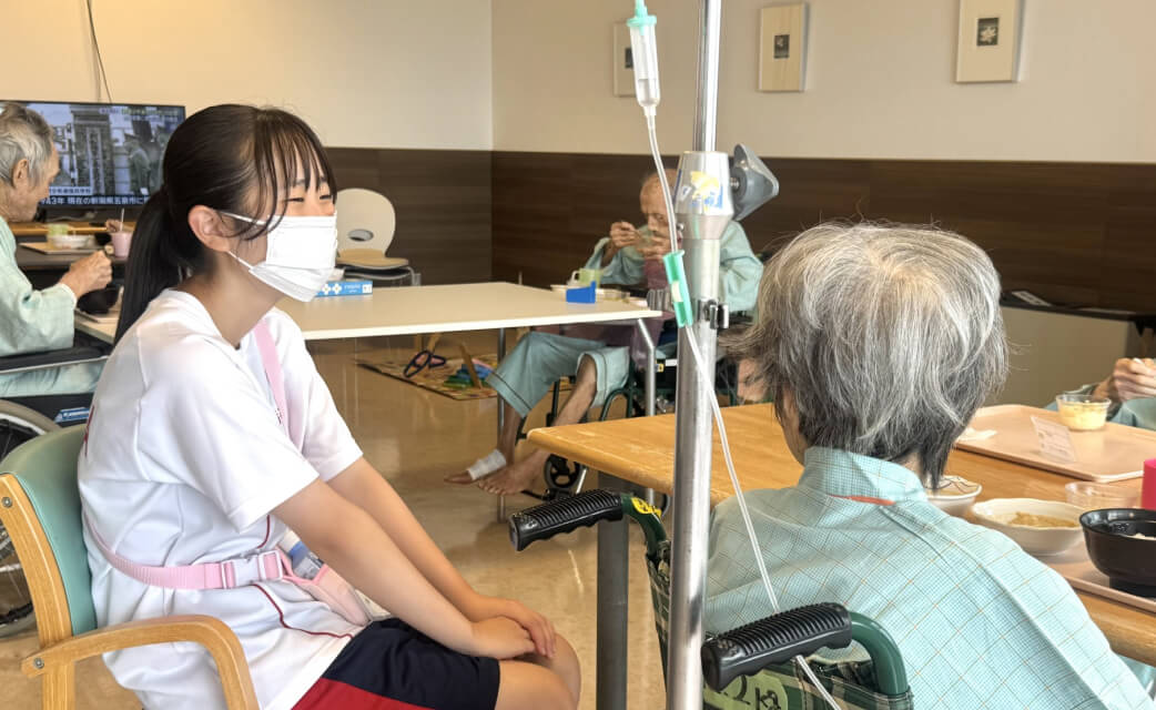 あわら市医療施設での丸岡高校生徒の就労体験の様子