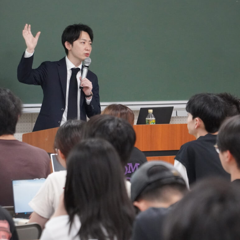 福井大学での当社執行役員千本の講義の様子
